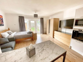 London Excel Apartment with Parking